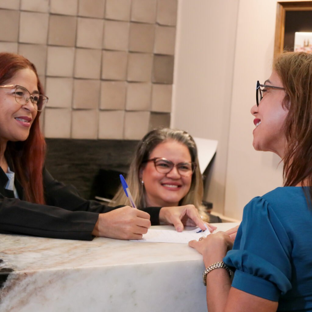 Atendimento na recepção da Clínica Emovere